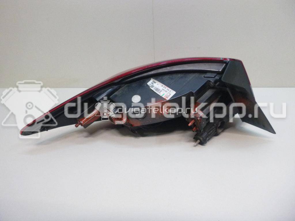 Фото Фонарь задний наружный правый  25870154 для Opel Astra {forloop.counter}}