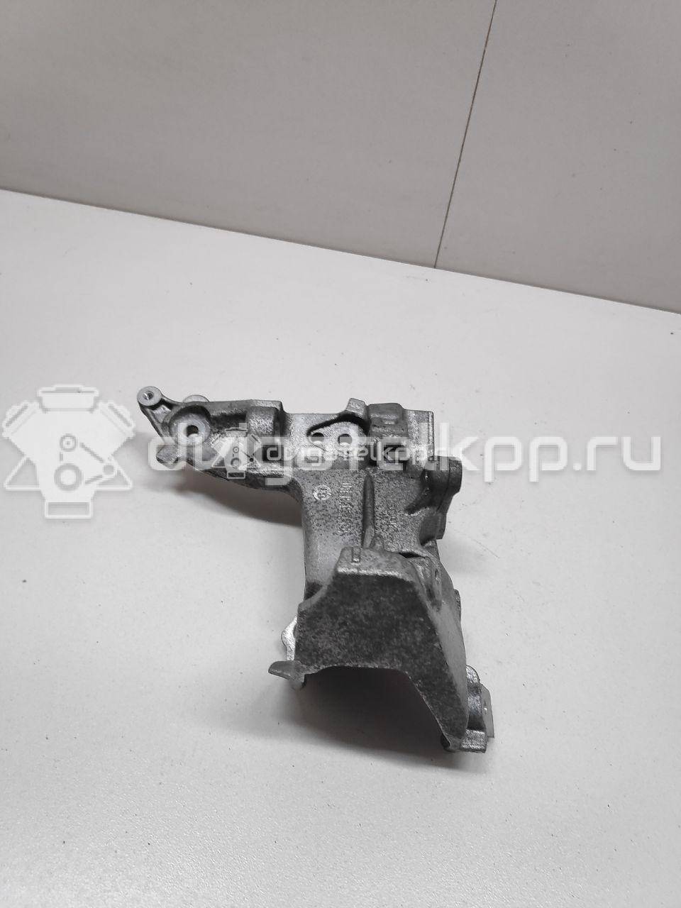 Фото Кронштейн генератора для двигателя 9HV (DV6TED4) для Peugeot 308 / 207 / 307 / Partner 90 л.с 16V 1.6 л Дизельное топливо 5706N6 {forloop.counter}}