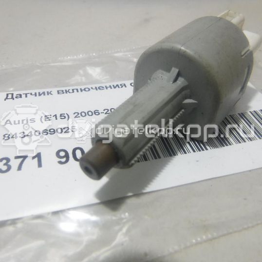 Фото Датчик включения стопсигнала  8434069025 для Toyota Dyna / Iq J1 / Land Cruiser / Hiace / Avensis