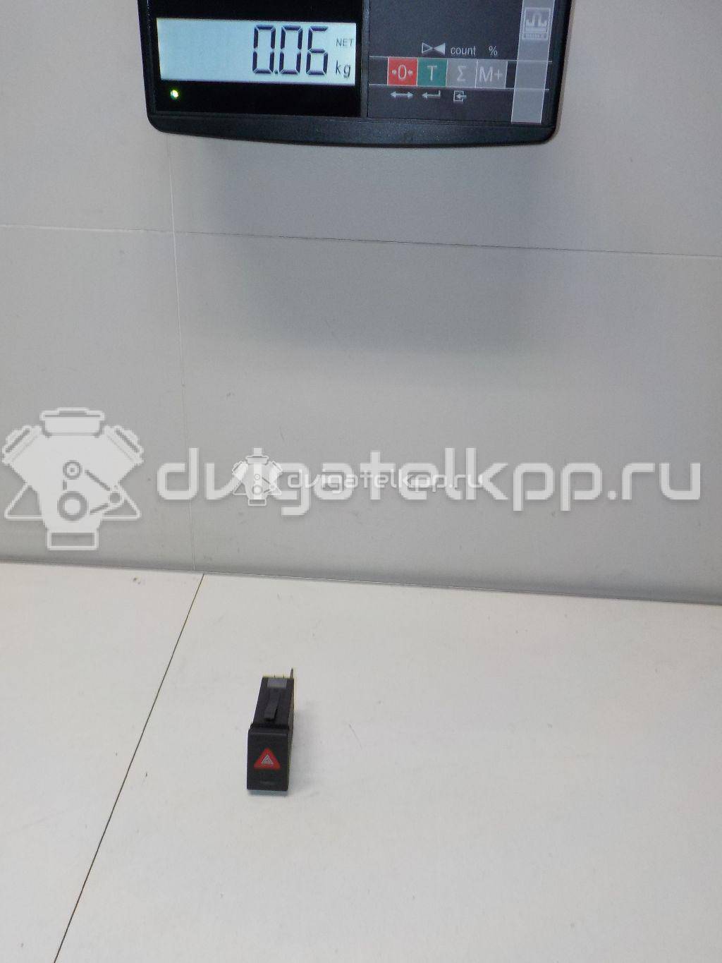 Фото Кнопка аварийной сигнализации  1J0953235J для Volkswagen Bora / Golf {forloop.counter}}