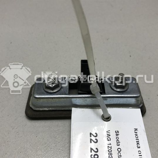 Фото Кнопка открывания багажника  1Z0827574C для Skoda Octavia / Octaviaii 1Z3