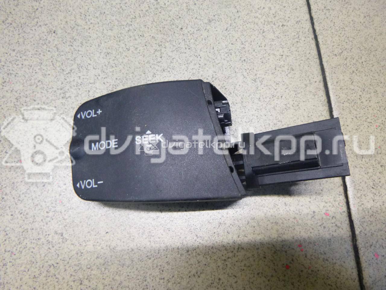 Фото Переключатель подрулевой управления магнитолой  1318961 для Ford Focus / Kuga / Transit / C-Max {forloop.counter}}