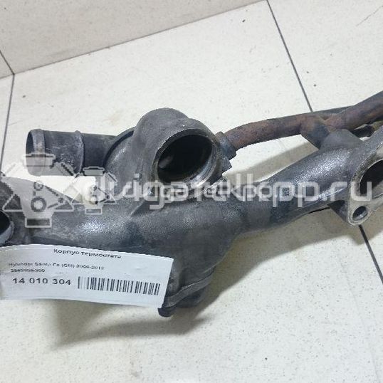 Фото Корпус термостата для двигателя G6EA для Hyundai / Kia 180-194 л.с 24V 2.7 л бензин 256203E200