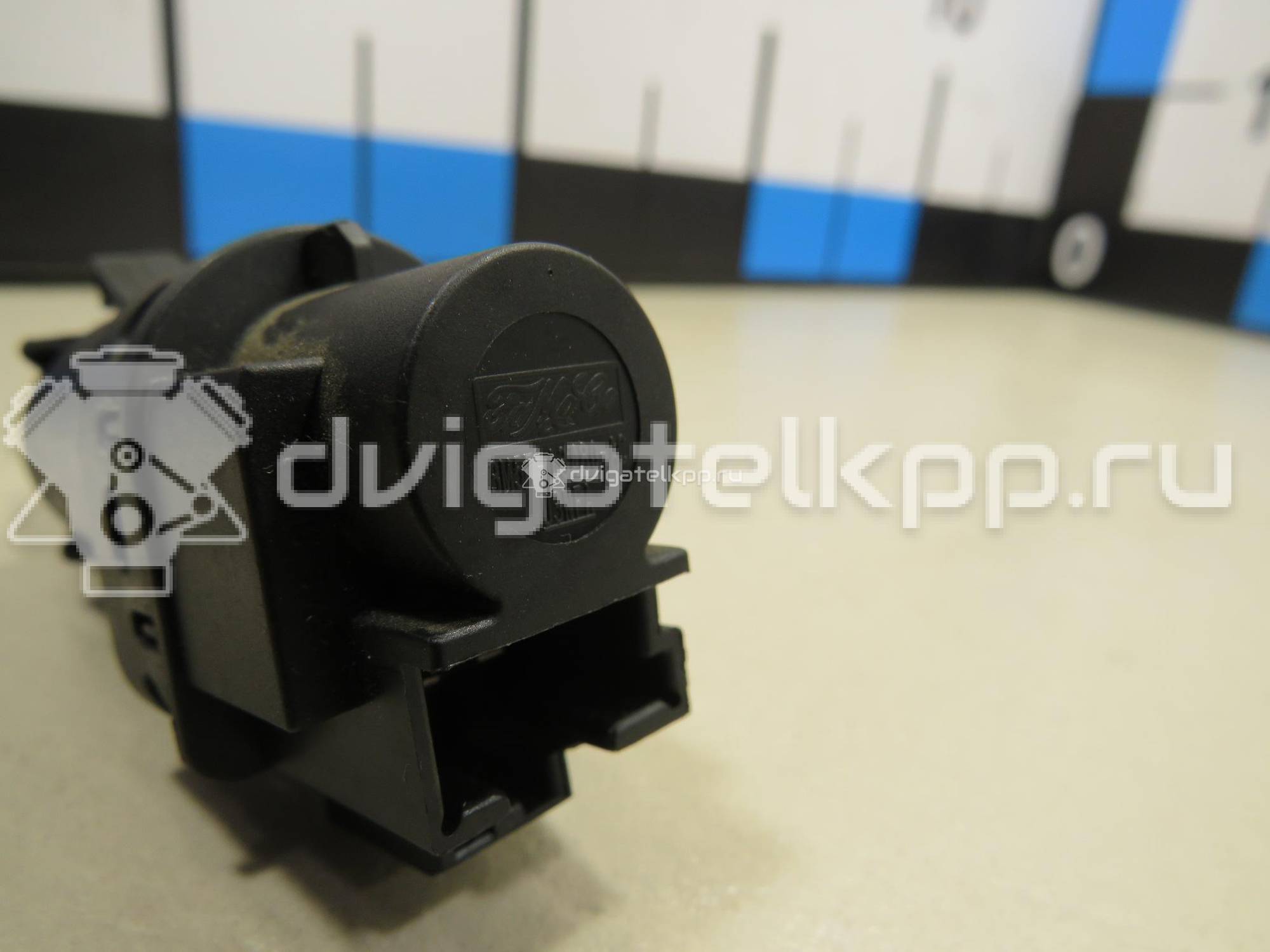 Фото Датчик включения стопсигнала  3M5T13480AC для Ford Fiesta / Focus / Tourneo / C-Max / Galaxy {forloop.counter}}