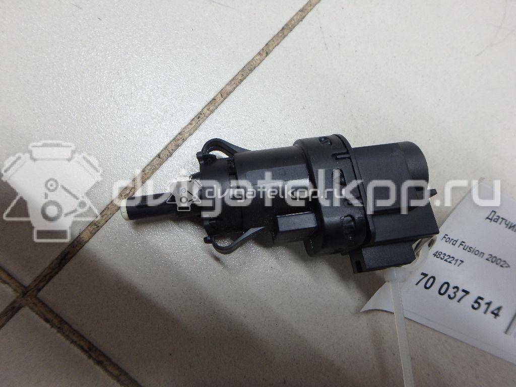 Фото Датчик включения стопсигнала  4832217 для Ford Fiesta / Focus / Tourneo / C-Max / Galaxy {forloop.counter}}