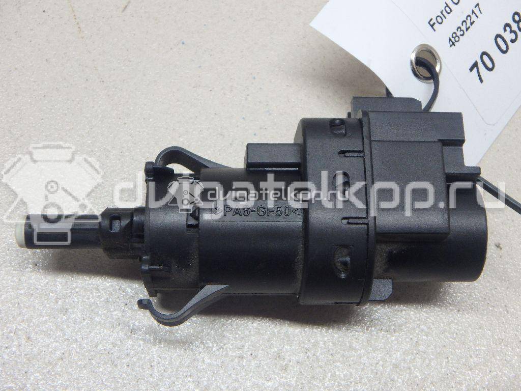 Фото Датчик включения стопсигнала  4832217 для Ford Fiesta / Focus / Tourneo / C-Max / Galaxy {forloop.counter}}