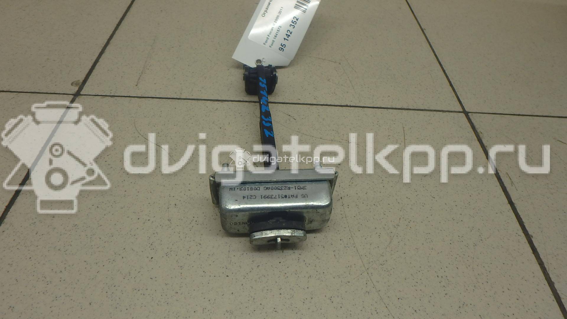Фото Ограничитель двери  1641573 для Ford Focus / Kuga / C-Max {forloop.counter}}