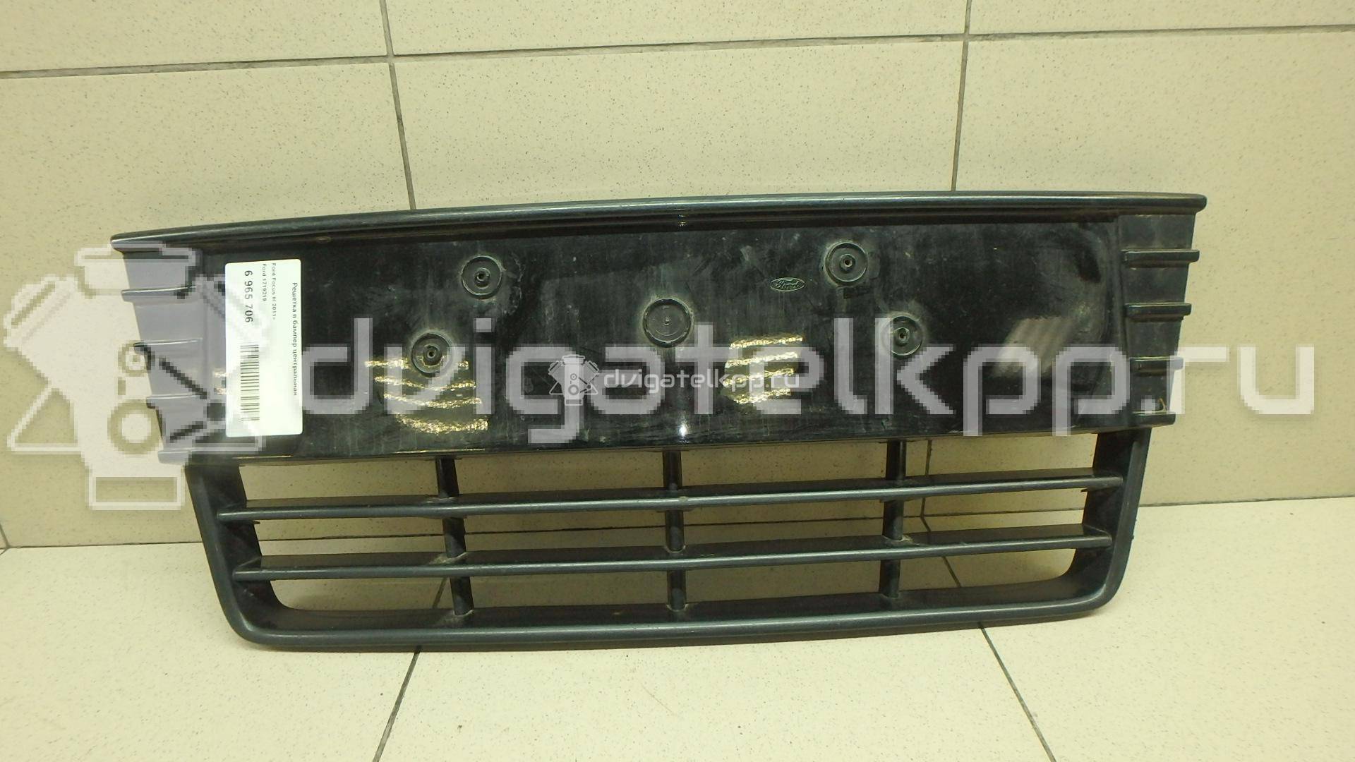 Фото Решетка в бампер центральная  1719219 для Ford Focus {forloop.counter}}