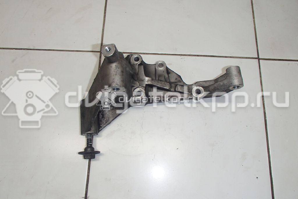 Фото Кронштейн генератора для двигателя D4CB для Hyundai / Kia 110-175 л.с 16V 2.5 л Дизельное топливо 374724A000 {forloop.counter}}