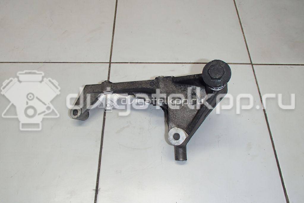 Фото Кронштейн генератора для двигателя D4CB для Hyundai / Kia 110-175 л.с 16V 2.5 л Дизельное топливо 374724A000 {forloop.counter}}