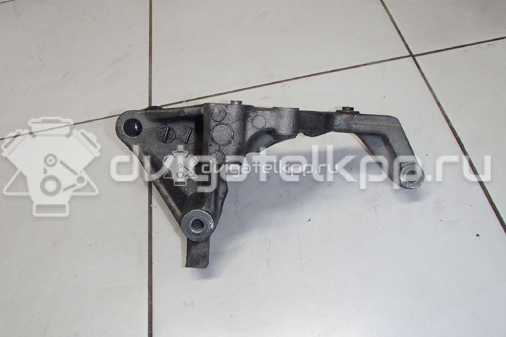 Фото Кронштейн генератора для двигателя D4CB для Hyundai / Kia 110-175 л.с 16V 2.5 л Дизельное топливо 374724A000 {forloop.counter}}