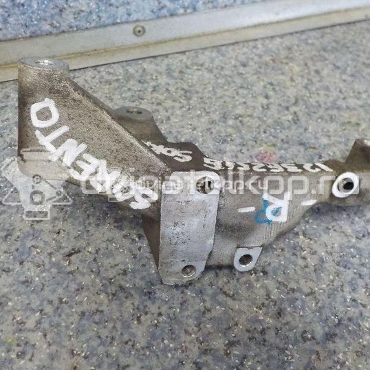 Фото Кронштейн генератора для двигателя D4CB для Hyundai / Kia 110-175 л.с 16V 2.5 л Дизельное топливо 374724A000