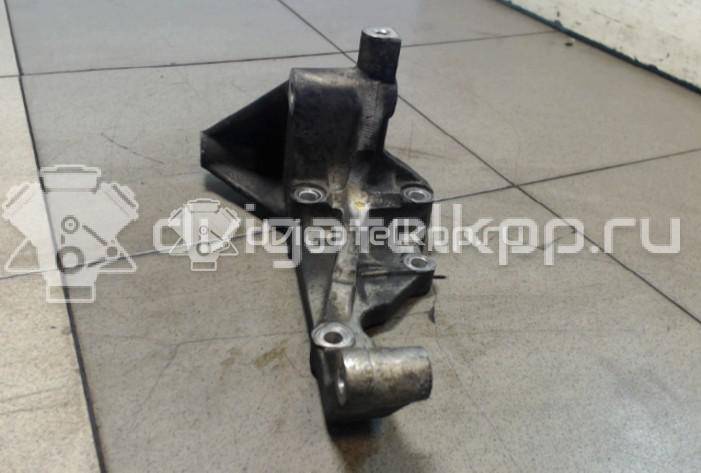 Фото Кронштейн генератора для двигателя D4CB для Hyundai / Kia 110-175 л.с 16V 2.5 л Дизельное топливо 374724A000 {forloop.counter}}