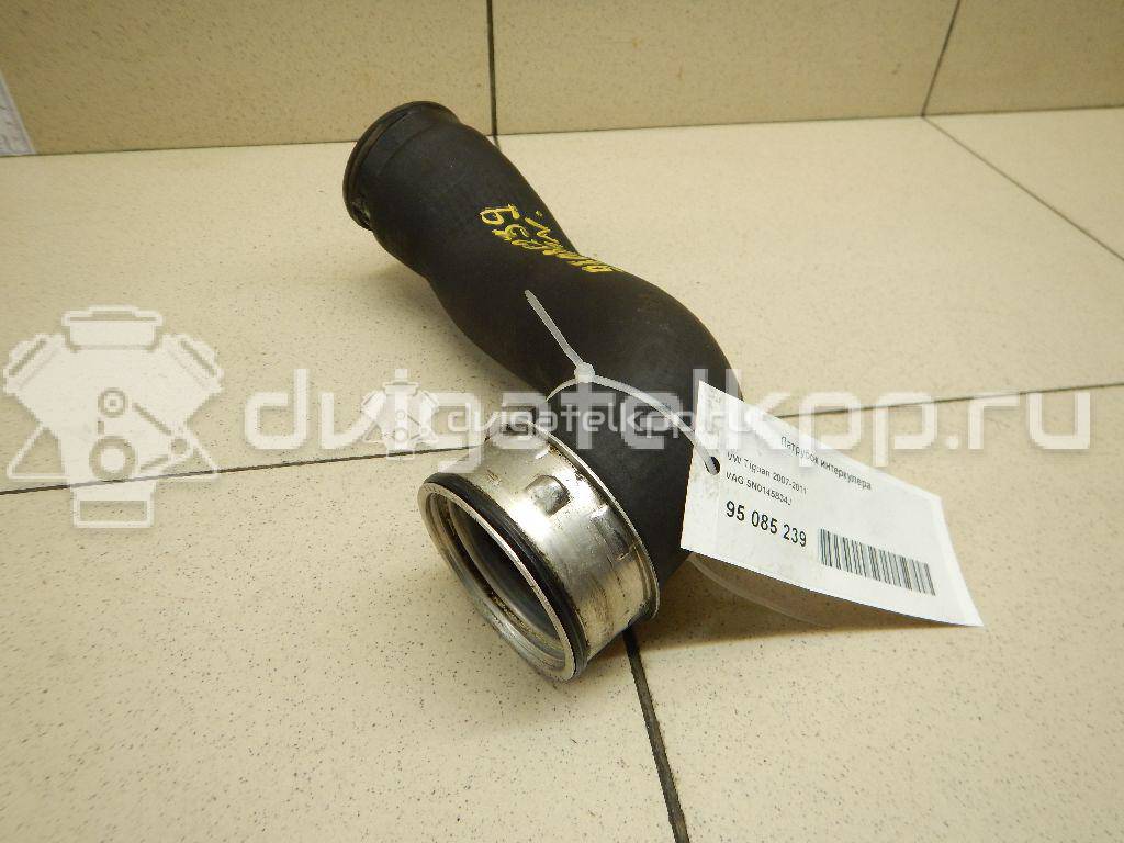Фото Патрубок интеркулера для двигателя CAWA для Volkswagen Jetta 170 л.с 16V 2.0 л бензин 5N0145834J {forloop.counter}}