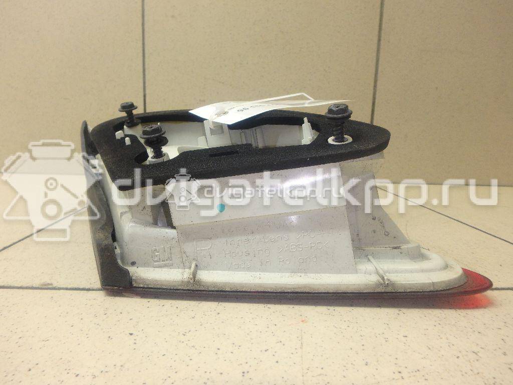 Фото Фонарь задний внутренний правый  13306458 для Opel Astra {forloop.counter}}