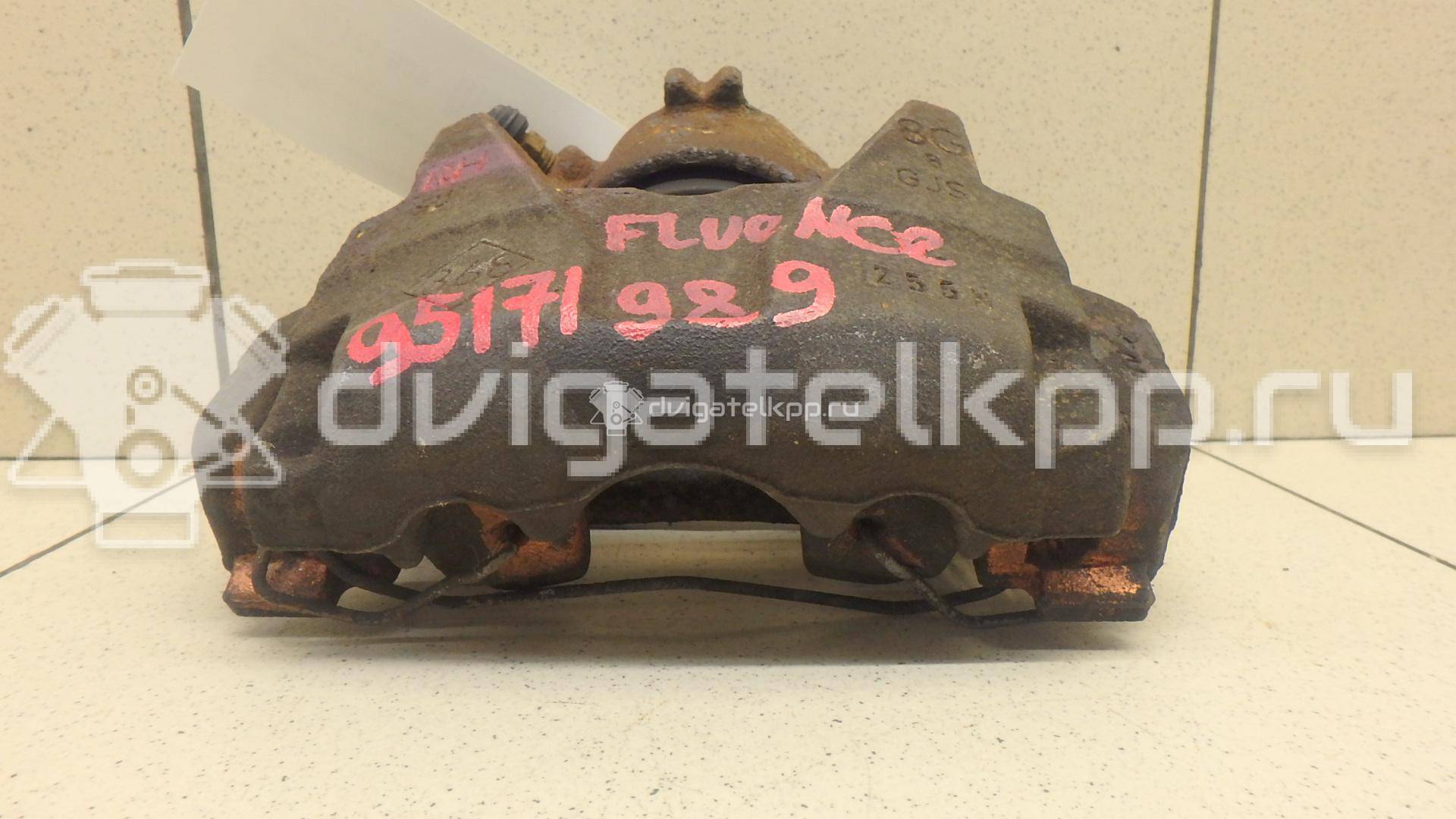 Фото Суппорт тормозной передний правый  410018218R для Renault Megane / Scénic / Grand / Captur J5 / Fluence L30 {forloop.counter}}